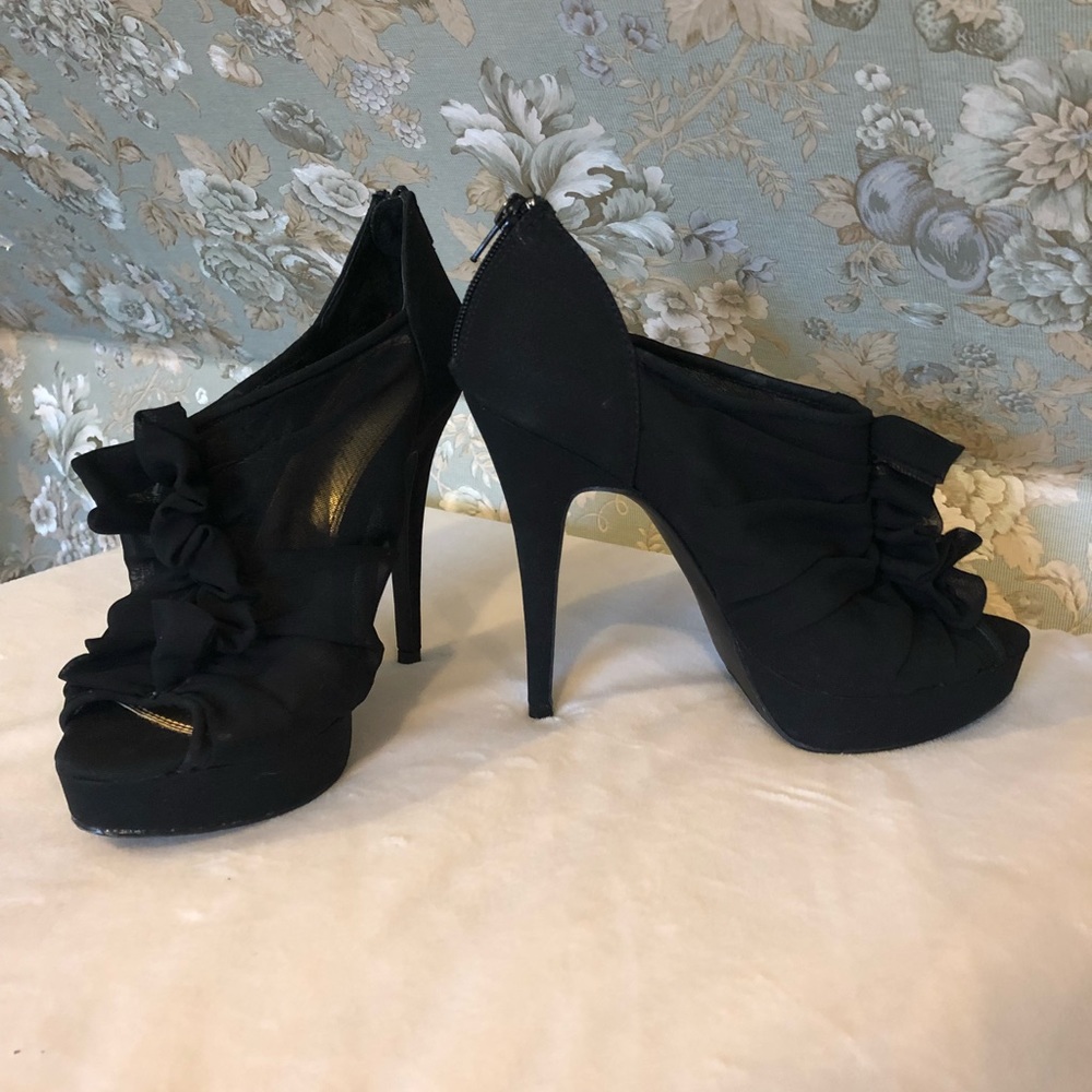 Black Ruffled Pumps sz. 8